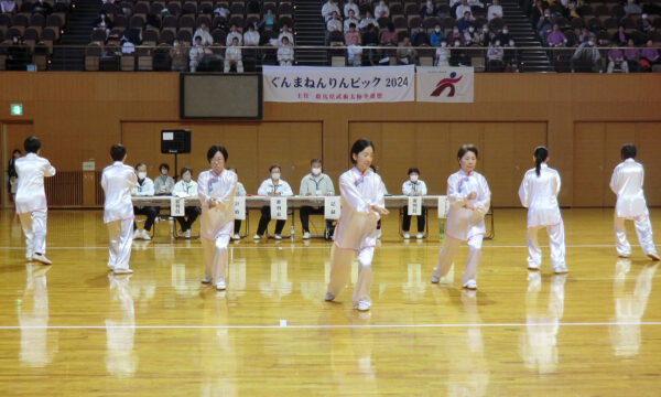 各チーム息を合わせて演武を披露