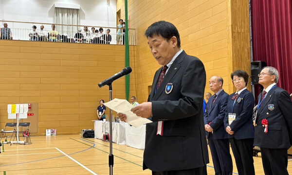 加藤勝信会長のご挨拶を川﨑雅雄副会長が代読