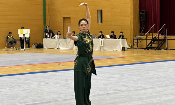 力強い迫真の演武を披露する成年女子長拳