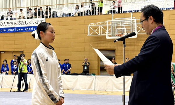 村上市長より賞状を授与される庄司理瀬選手（秋田）