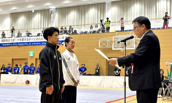 川﨑副会長より賞状を授与される田中駿志選手（愛知）