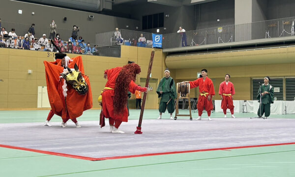 吉成獅子舞保存会が獅子舞を披露