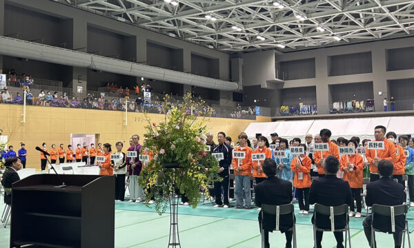 開会式にて整然と並ぶ選手たち