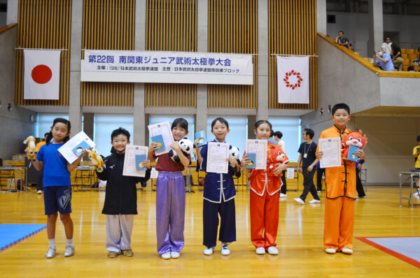 副賞のぬいぐるみを手に笑顔をみせる選手たち