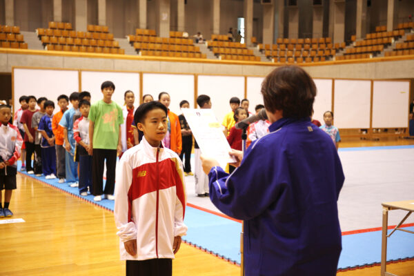 表彰式にて賞状を受け取るジュニア選手