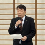 開会にあたり加藤勝信会長のご挨拶を代読される川﨑雅雄副会長