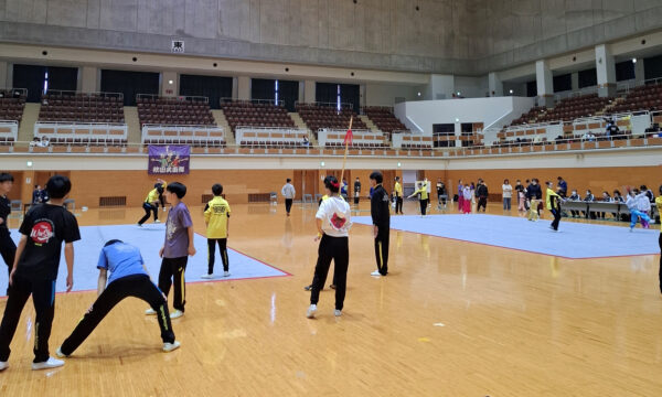 ジュニア選手たちの活気で熱気ある会場に