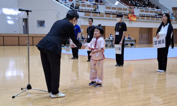 表彰を受けるジュニア選手たち