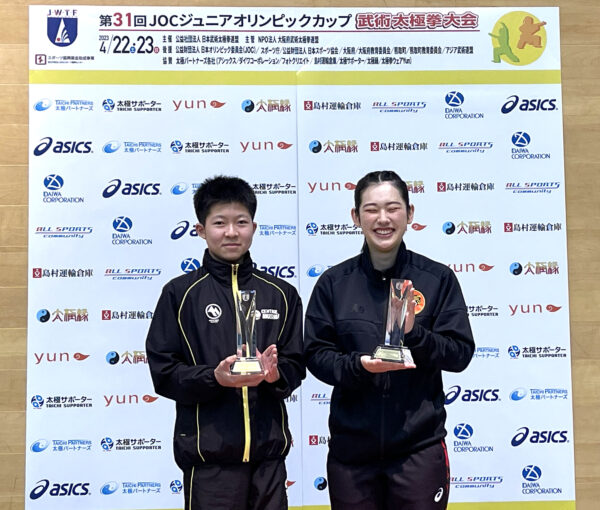 JOCカップを獲得した加藤元気選手（左）と貴田胡花選手（右）