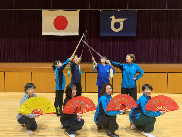 ＜龍華中国武術会＞
今年創立10周年を迎えました。６歳から80歳までの幅広い年齢層の会員でジュニアにも力を入れて活動しています。